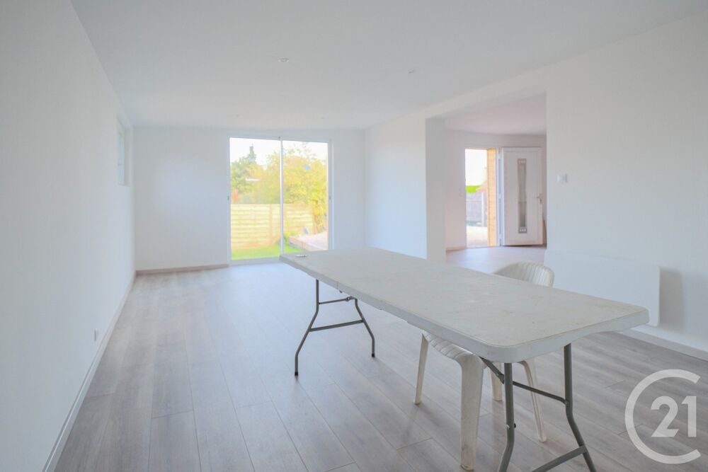 Au c½ur du bourg de Créances, à quelques pas des commerc....