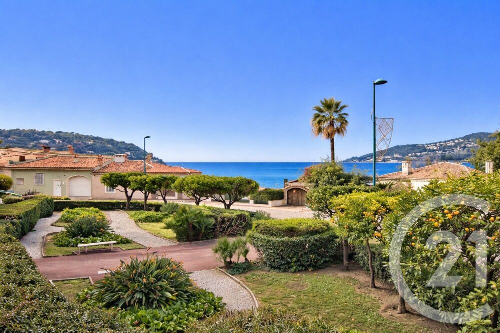 Saint-Jean-Cap-Ferrat secteur Grasseuil. Au premier....
