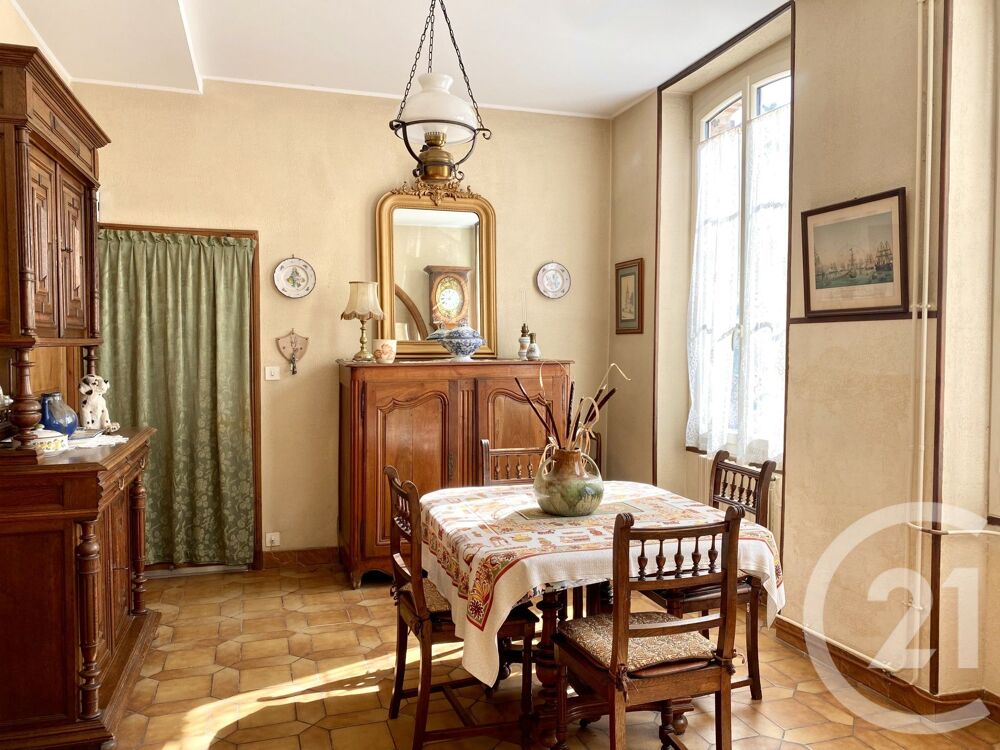 Située en plein c½ur de Saint-Amand-en-Puisaye, cette ma....