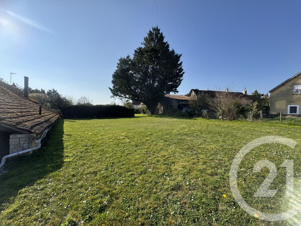 Nichée sur un terrain de 1332m², cette maison de campagn....