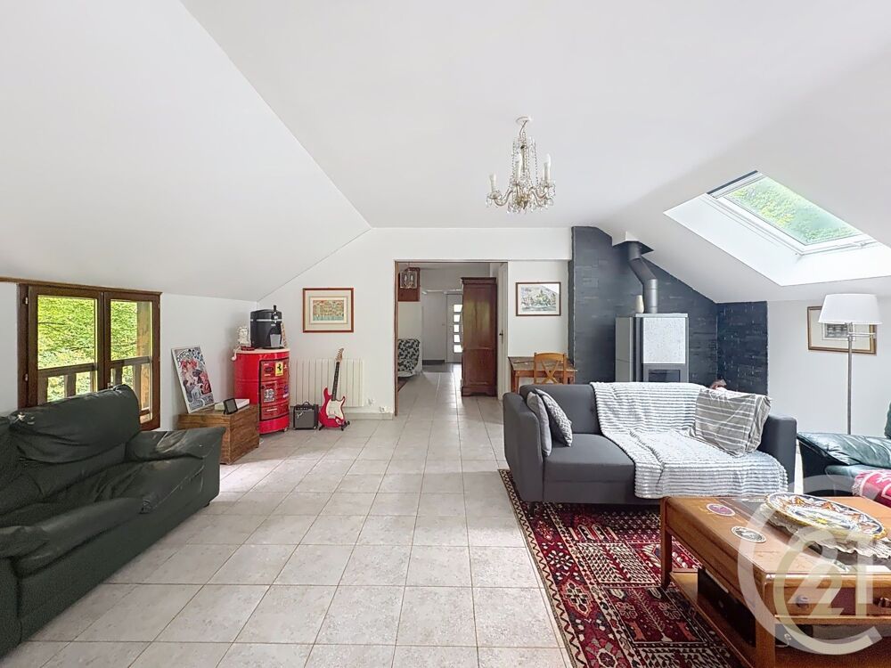 Nichée dans un écrin de verdure, cette maison pleine de ....