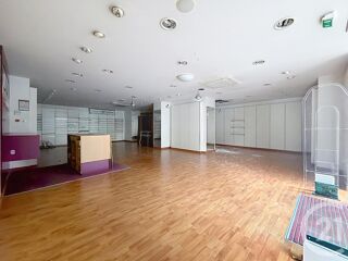  Appartement à louer 5 pièces 200 m²