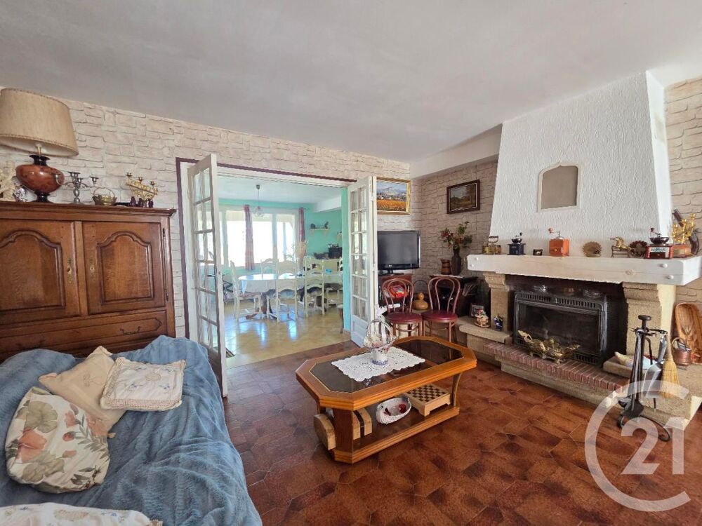 Située à Chaintreaux, cette maison de 200m² habitables v....