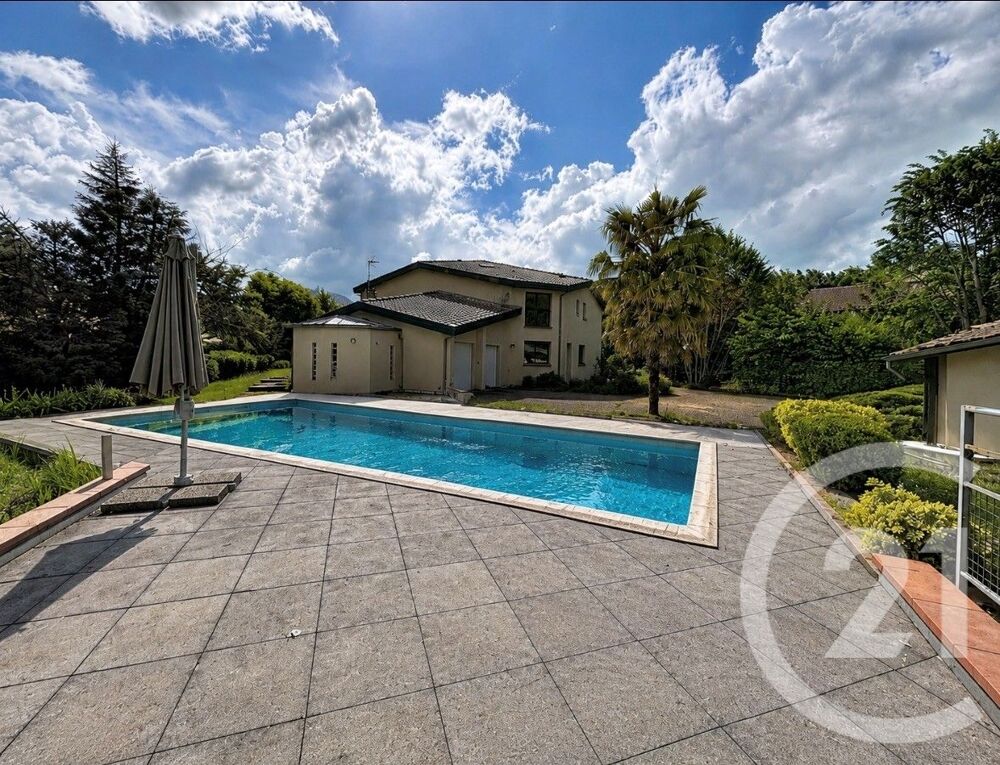 Maison 8 pièces 322 m² · à Oust · 322 m² · 350 000 €