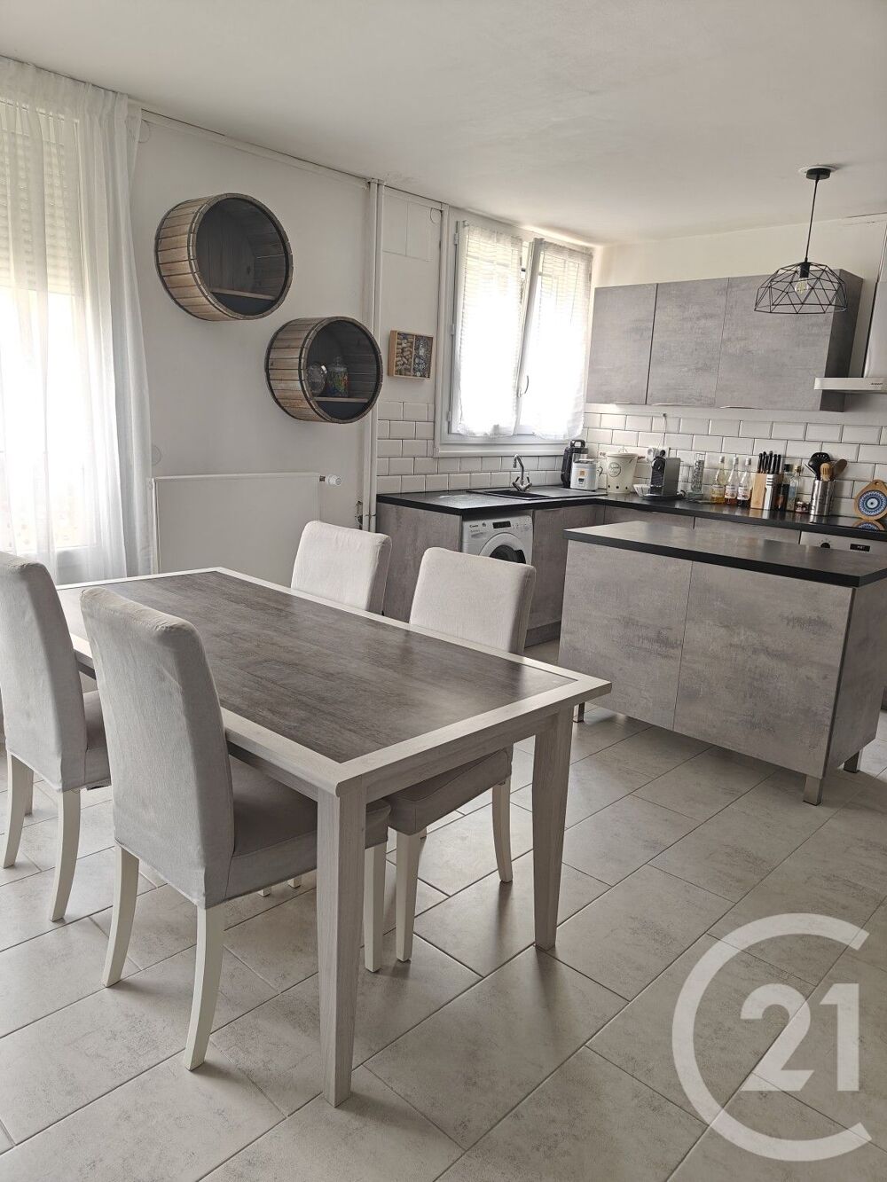 Découvrez cet appartement rénové de 4 pièces, situé au r....
