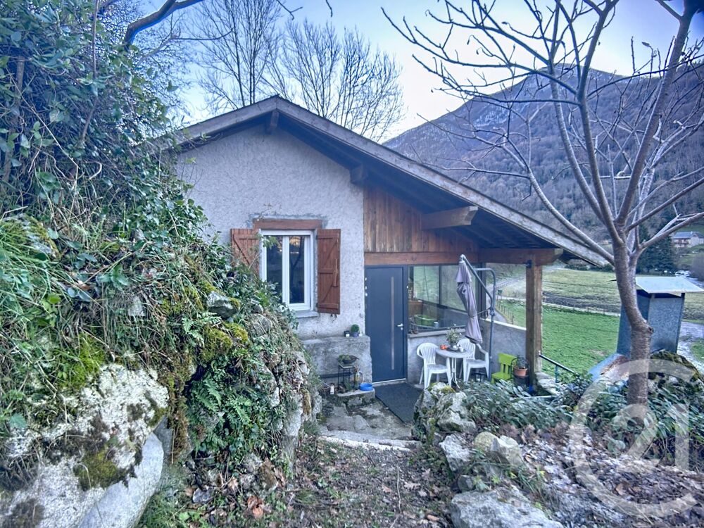 A proximité du village d'Ercé et de ses commodités, cett....