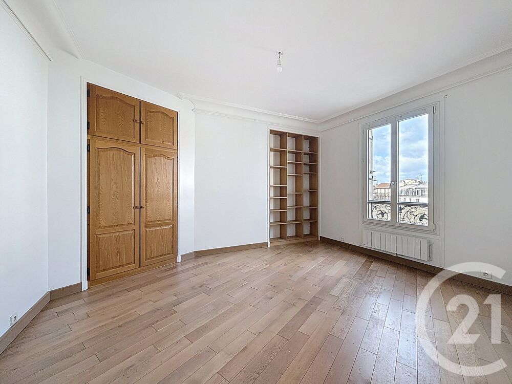 La Garenne-Colombes, au pied de la rue commerçante Volta....