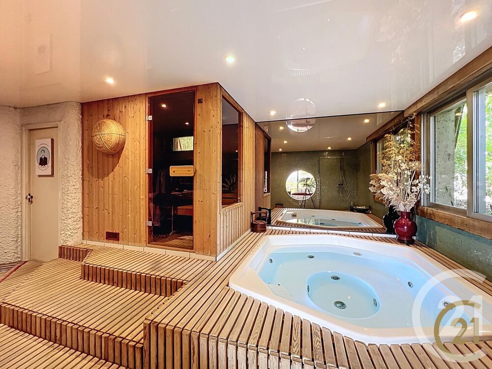 VUE PANORAMIQUE - À 420000€, cette maison de 215m² v....
