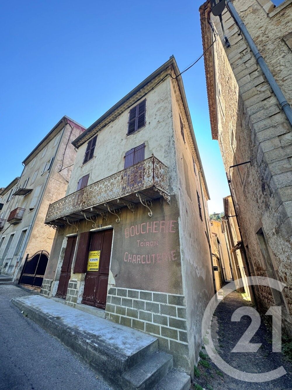 Beaucoup de potentiel pour cet ensemble immobilier. ....