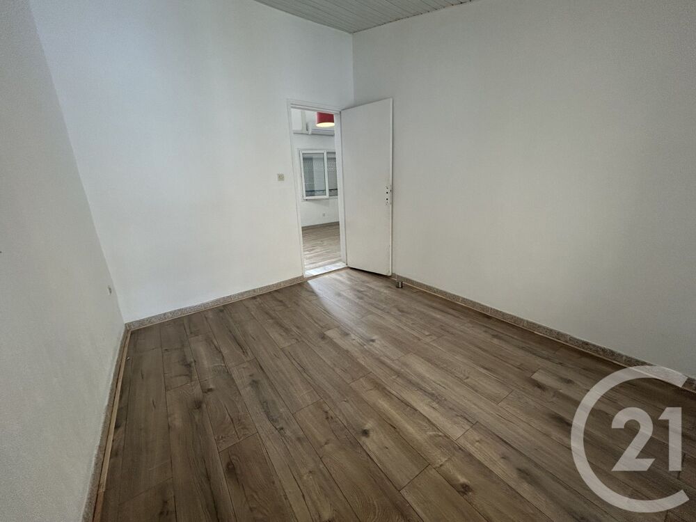 Situé au deuxième étage d'un immeuble en c½ur de ville, ....