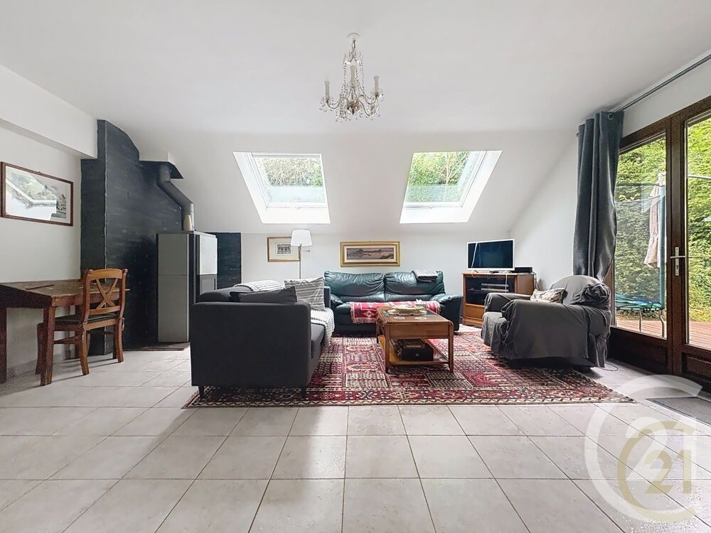 Nichée dans un écrin de verdure, cette maison pleine de ....