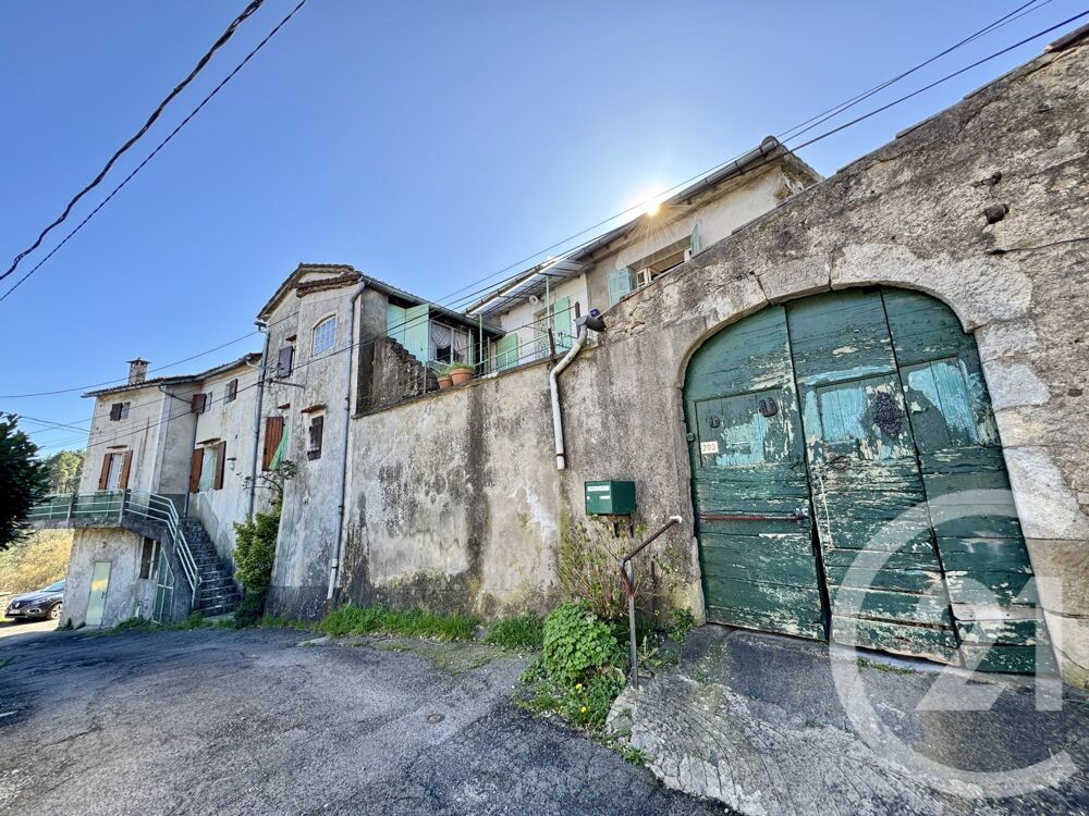 Sur les hauteurs du village venez découvrir cet ensemble....