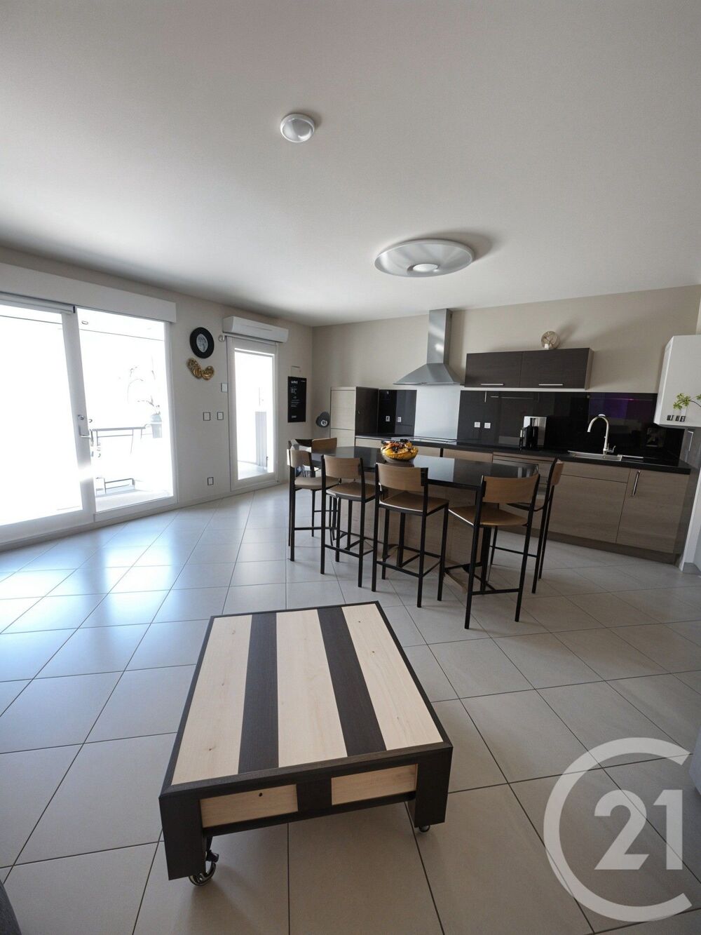 Découvrez ce superbe T3 récent en rez-de-jardin, idéalem....
