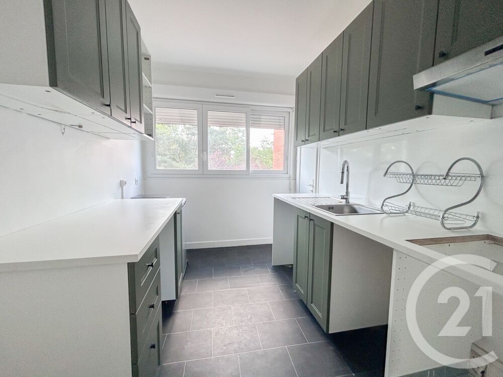 À VENDRE Appartement 3 pièces avec balcon et cave à Aub....
