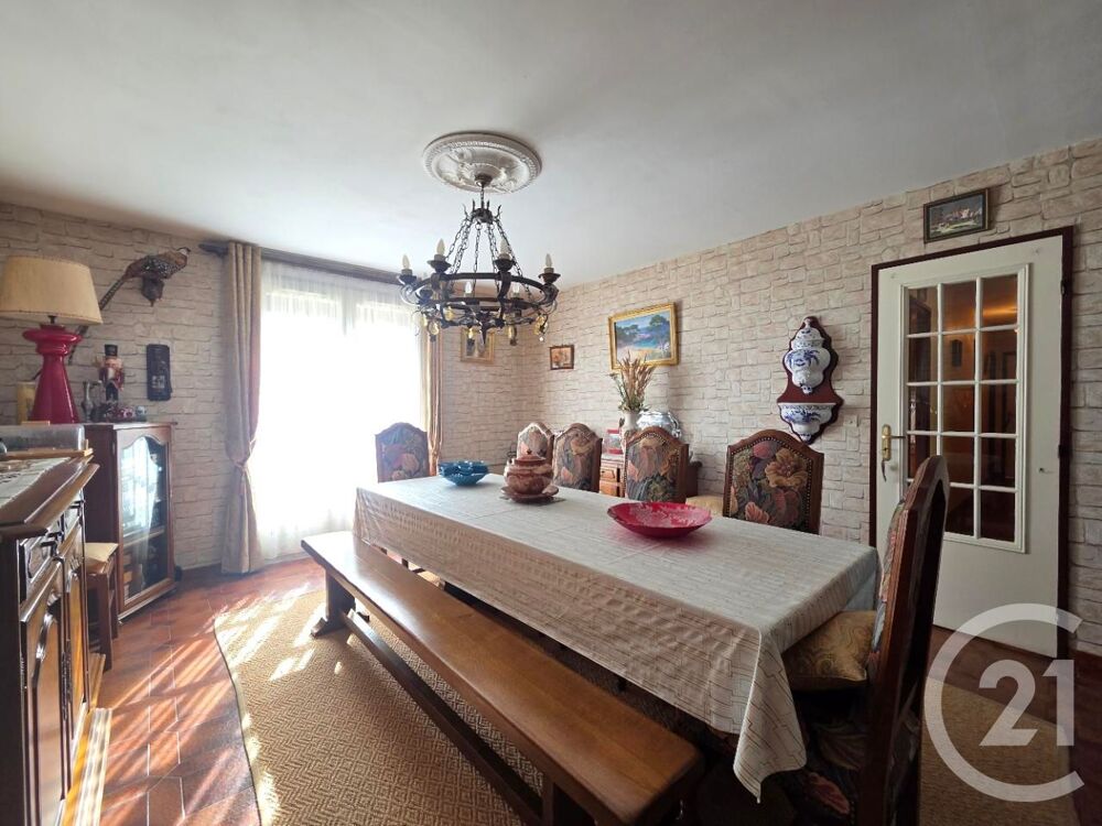 Située à Chaintreaux, cette maison de 200m² habitables v....