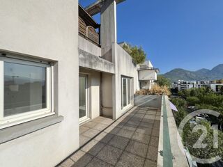  Appartement à louer 3 pièces 103 m²