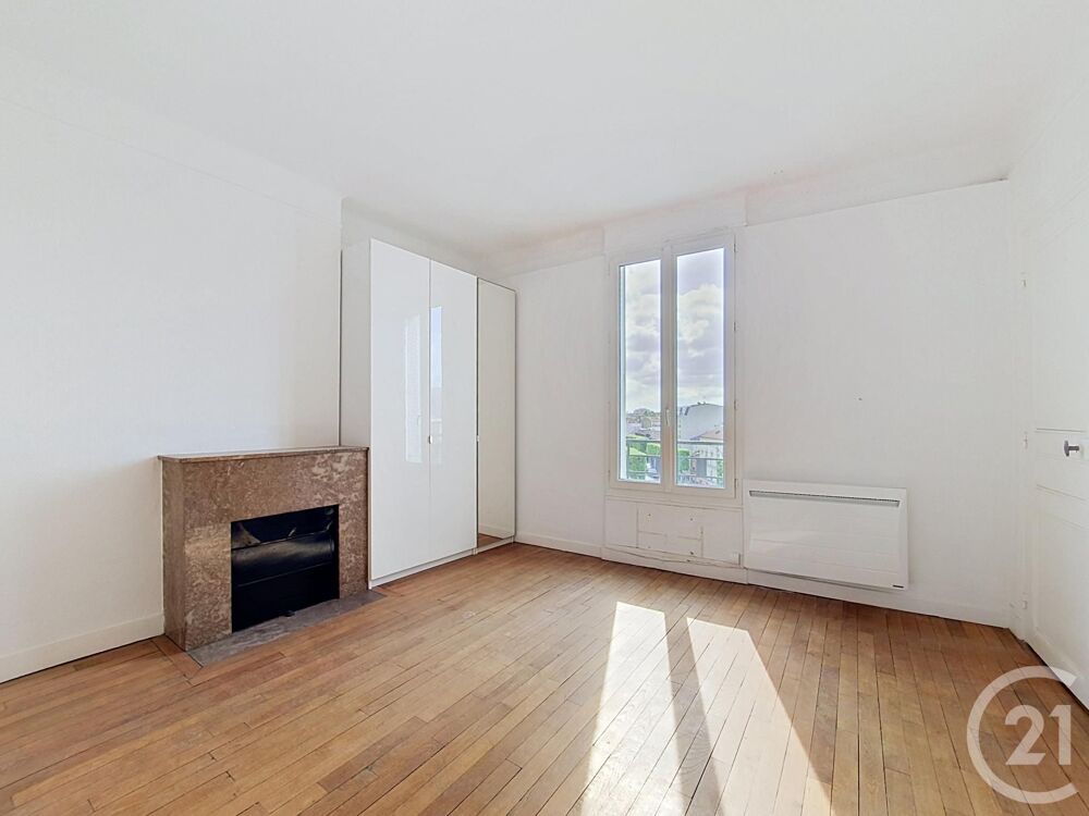 La Garenne-Colombes, au pied de la rue commerçante Volta....