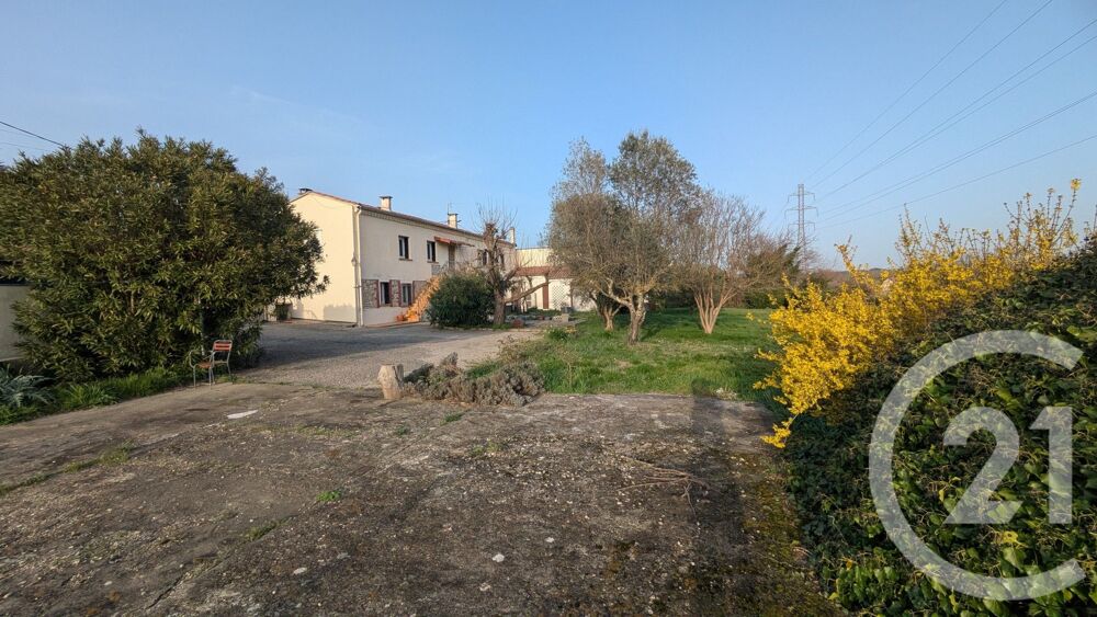 Venez découvrez cette jolie maison familiale mitoyenne d....