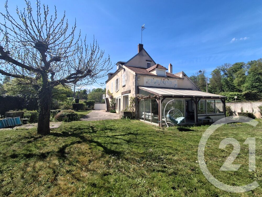 Nichée au c½ur de Clamecy, cette maison de 201m² offre u....
