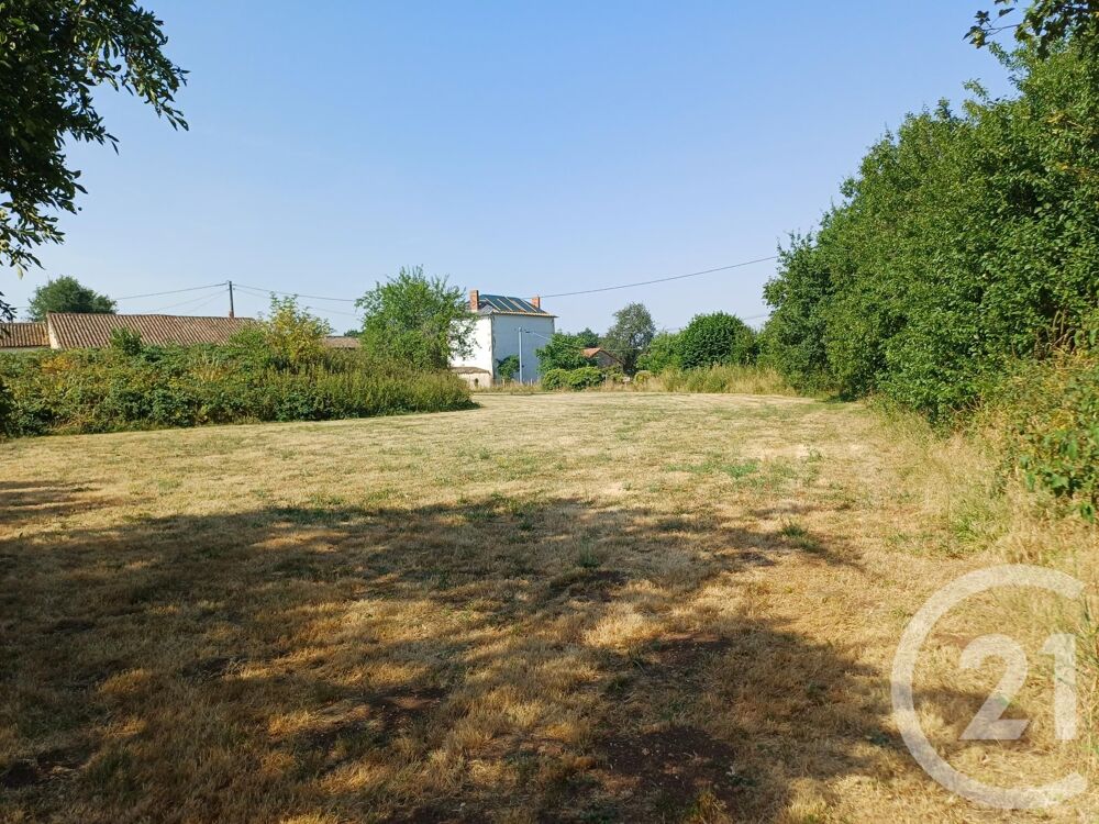 Située entre Sauzé-Vaussais et Lezay, cette maison de c....