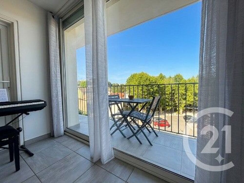 Situé au deuxième étage d'un immeuble calme de Martigues....