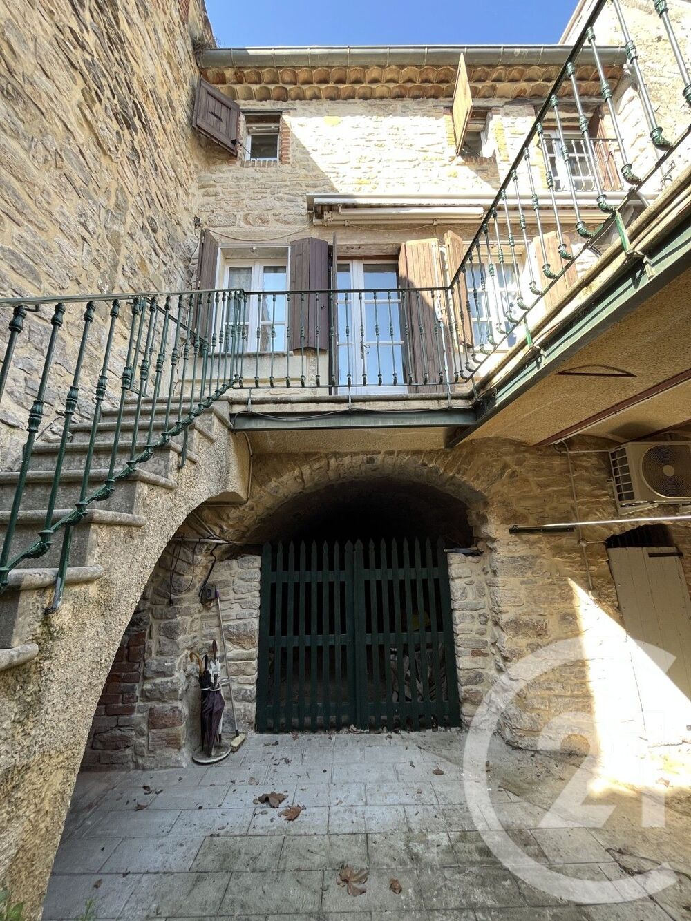 Venez découvrir cette maison de village en pierre située....