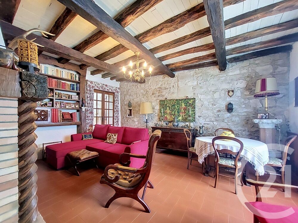 Venez découvrir cette très belle maison de village de 14....