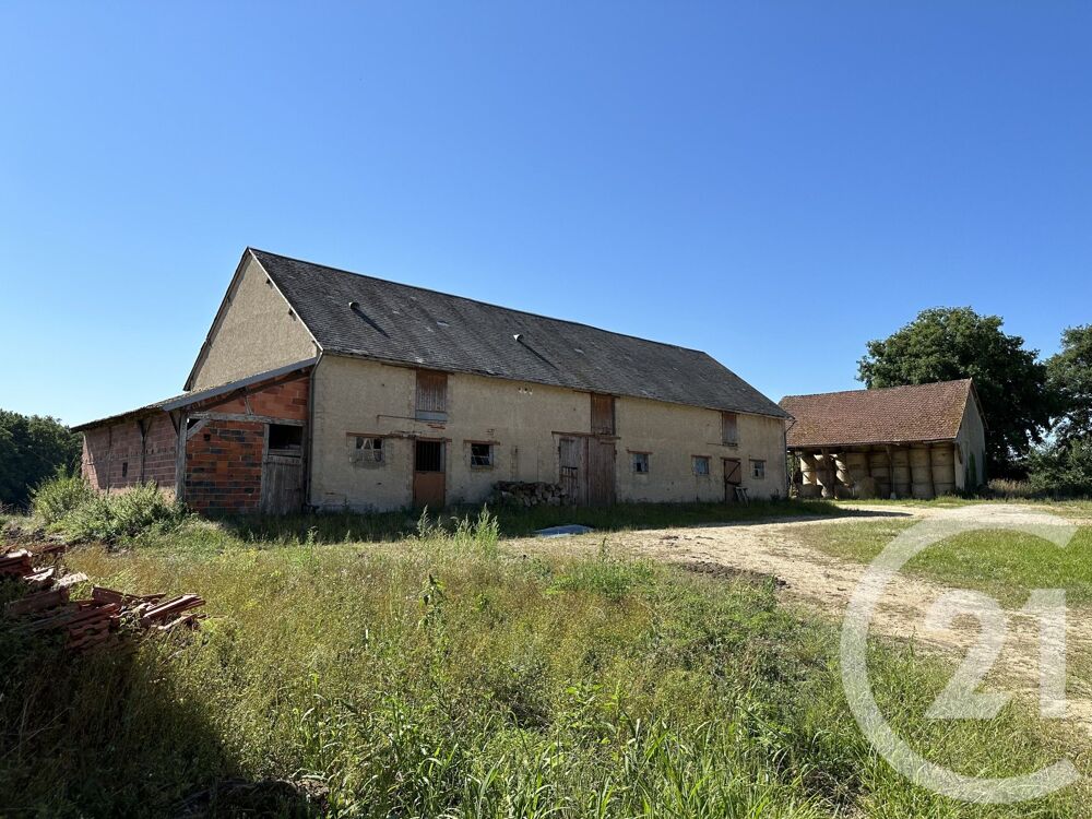 Ferme avec ses dépendances à l'écart, à rénover sur envi....