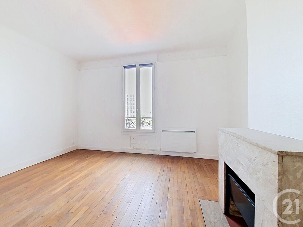 La Garenne-Colombes, au pied de la rue commerçante Volta....