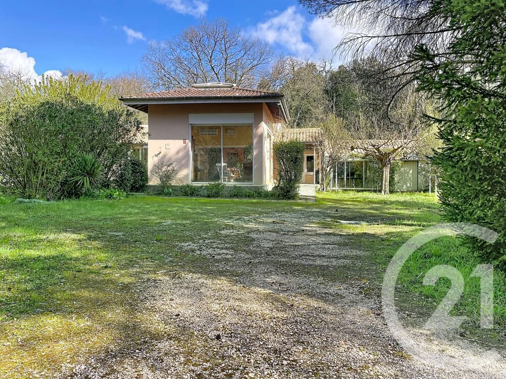 A Carsan, en pleine verdure, venez découvrir cette villa....