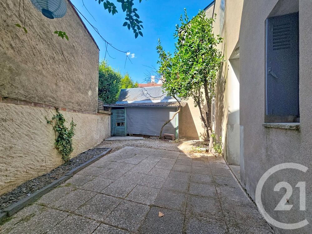 Située rue Desaix, face au jardin René Boylesve et à que....