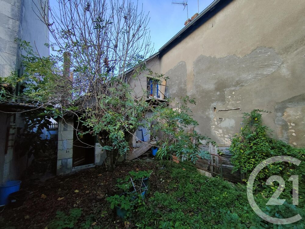 Dans le bourg d'HERRY, immeuble avec local commercial. <....