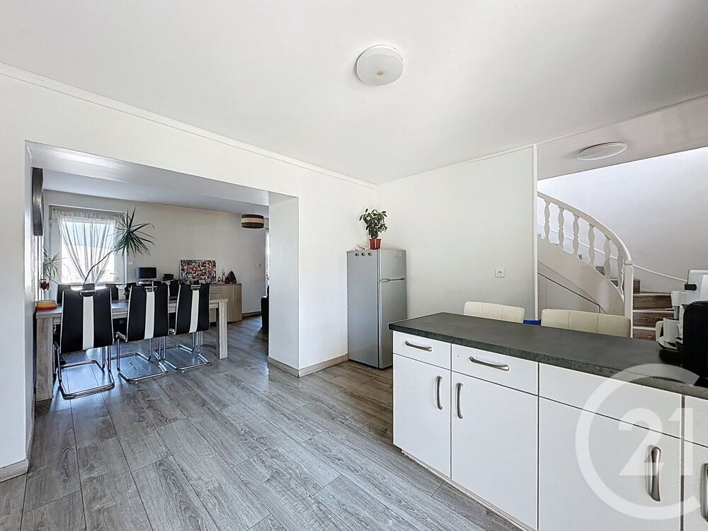 Maison familiale rénovée 157 m² Décines Jardin avec te....