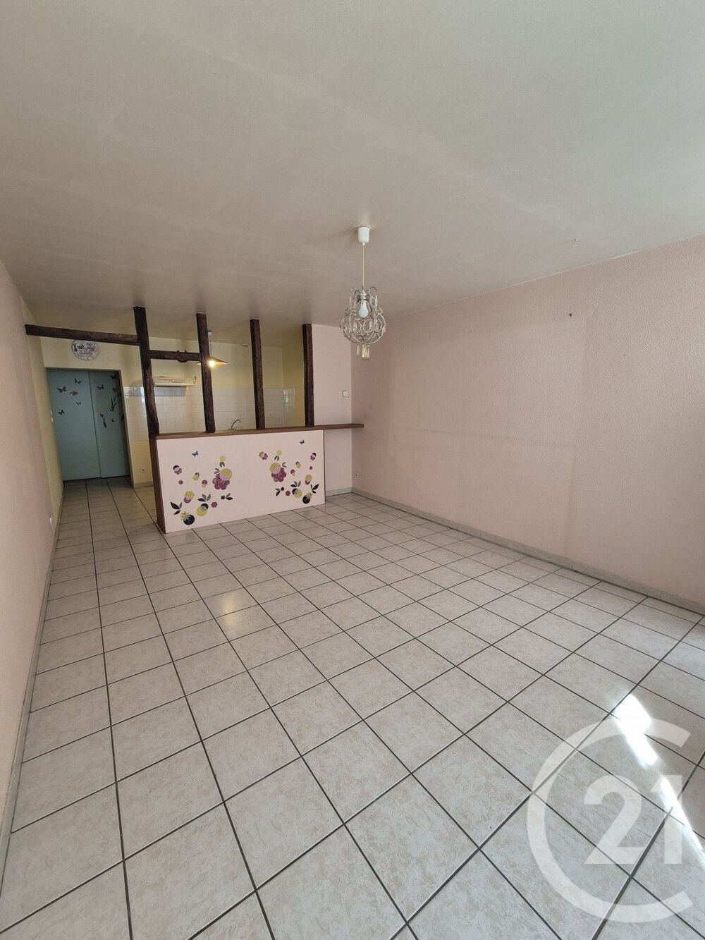 Nichée au c½ur de Mirepoix, cette location de 78m² vous ....