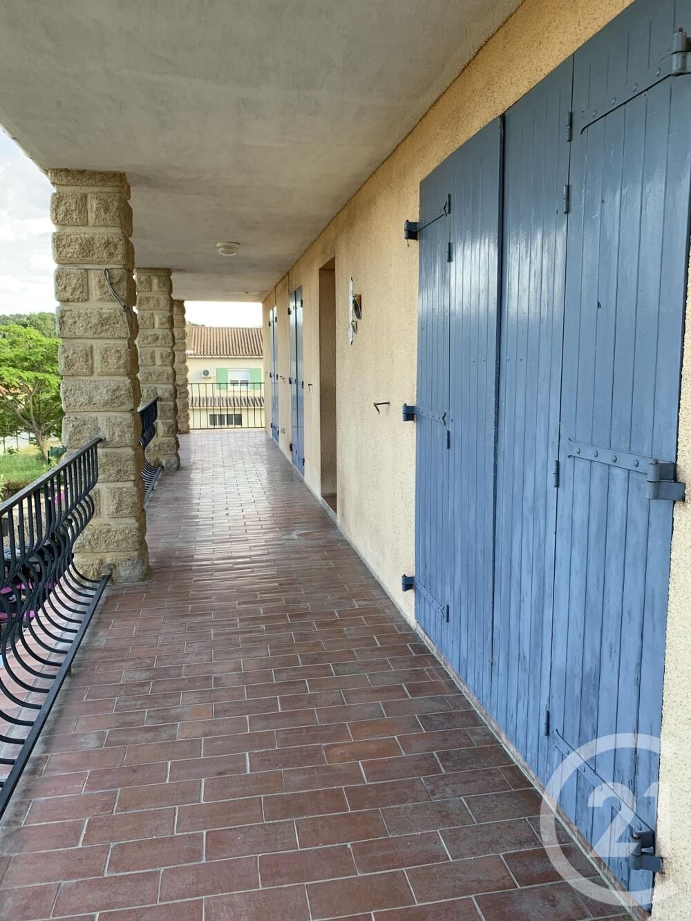 location Appartement - 4 pi�ce(s) - 105 m� Bagnols-sur-C�ze (30200)