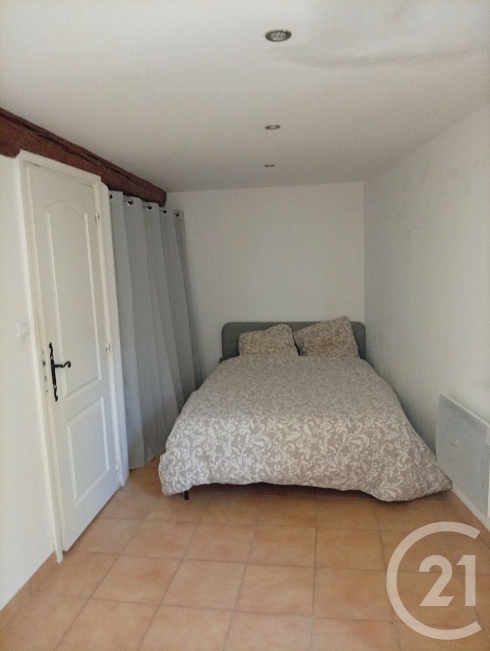 Appartement T2 meublé à louer à Quillan. Il se trouve au....