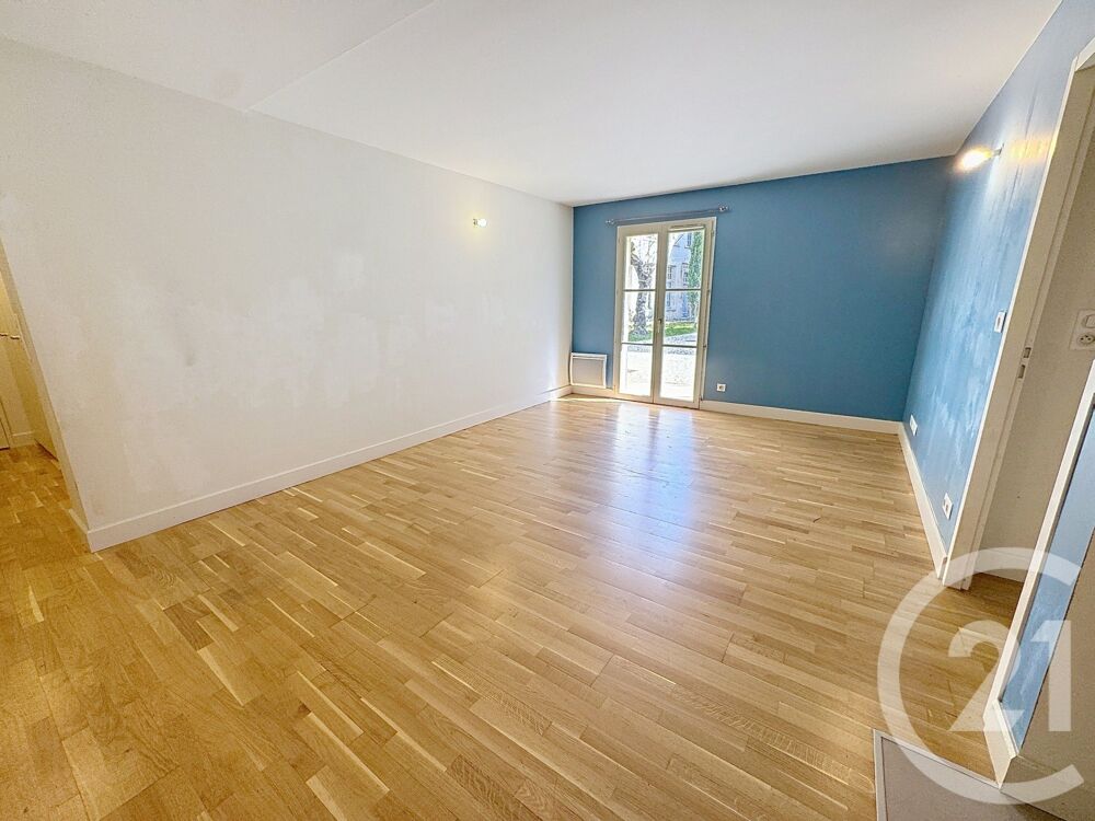RARE à la vente, dans le centre historique de Villeneuve....