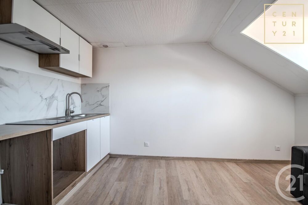 En bref : Studio meublé à louer à Hautmont, situé au....