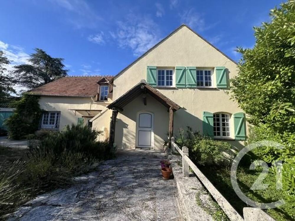 A 79 KM DE PARIS Dans un village calme. Maison rural....