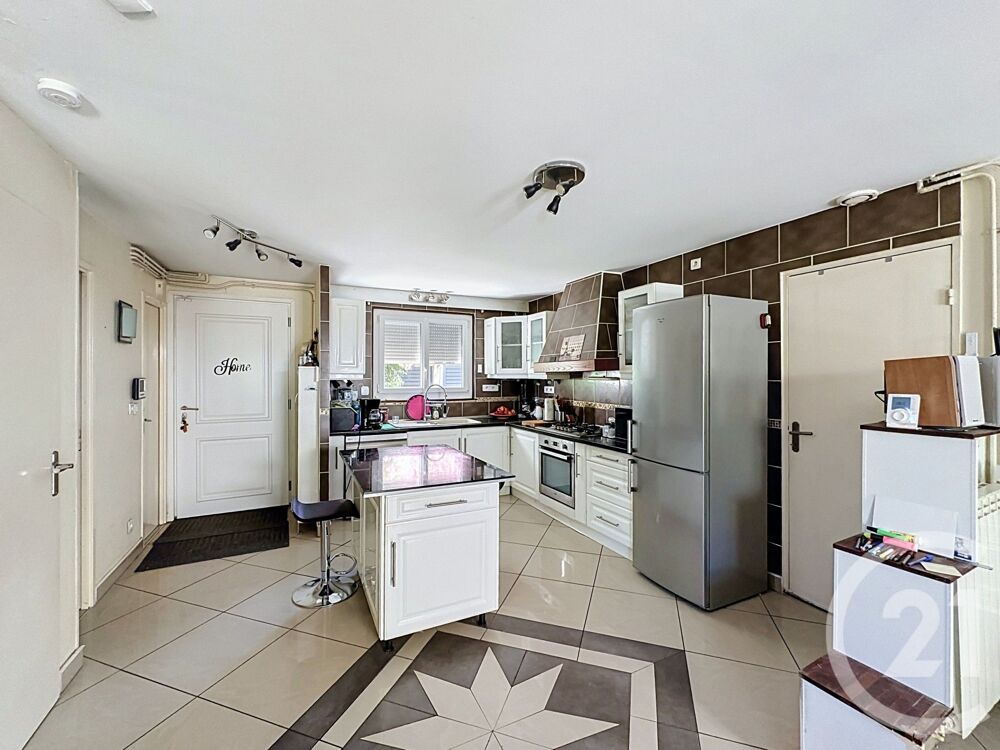 Située à SaintFons (69190), cette maison de 80m² avec ga....