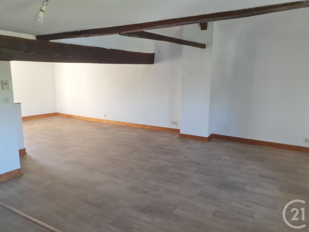 Découvrez cet appartement situé sur la belle place de LU....