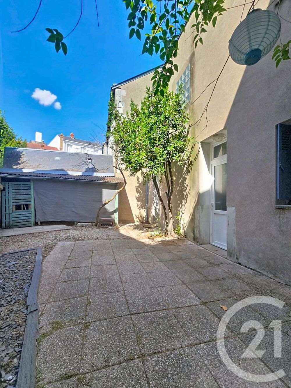 Située rue Desaix, face au jardin René Boylesve et à que....