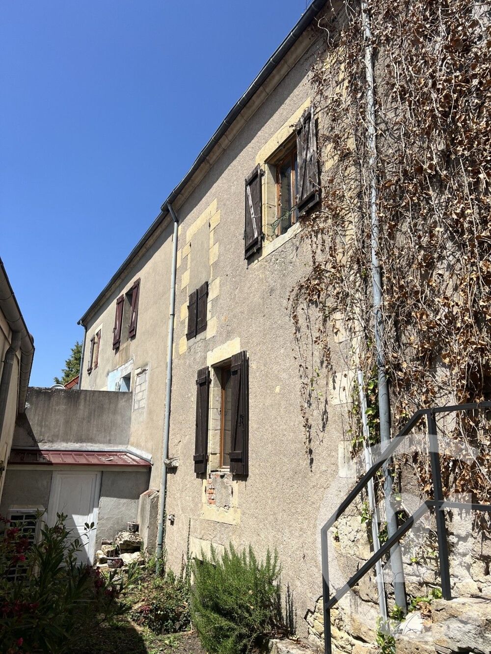 PARIGNY LES VAUX - Maison de bourg de 65m². Elevée s....