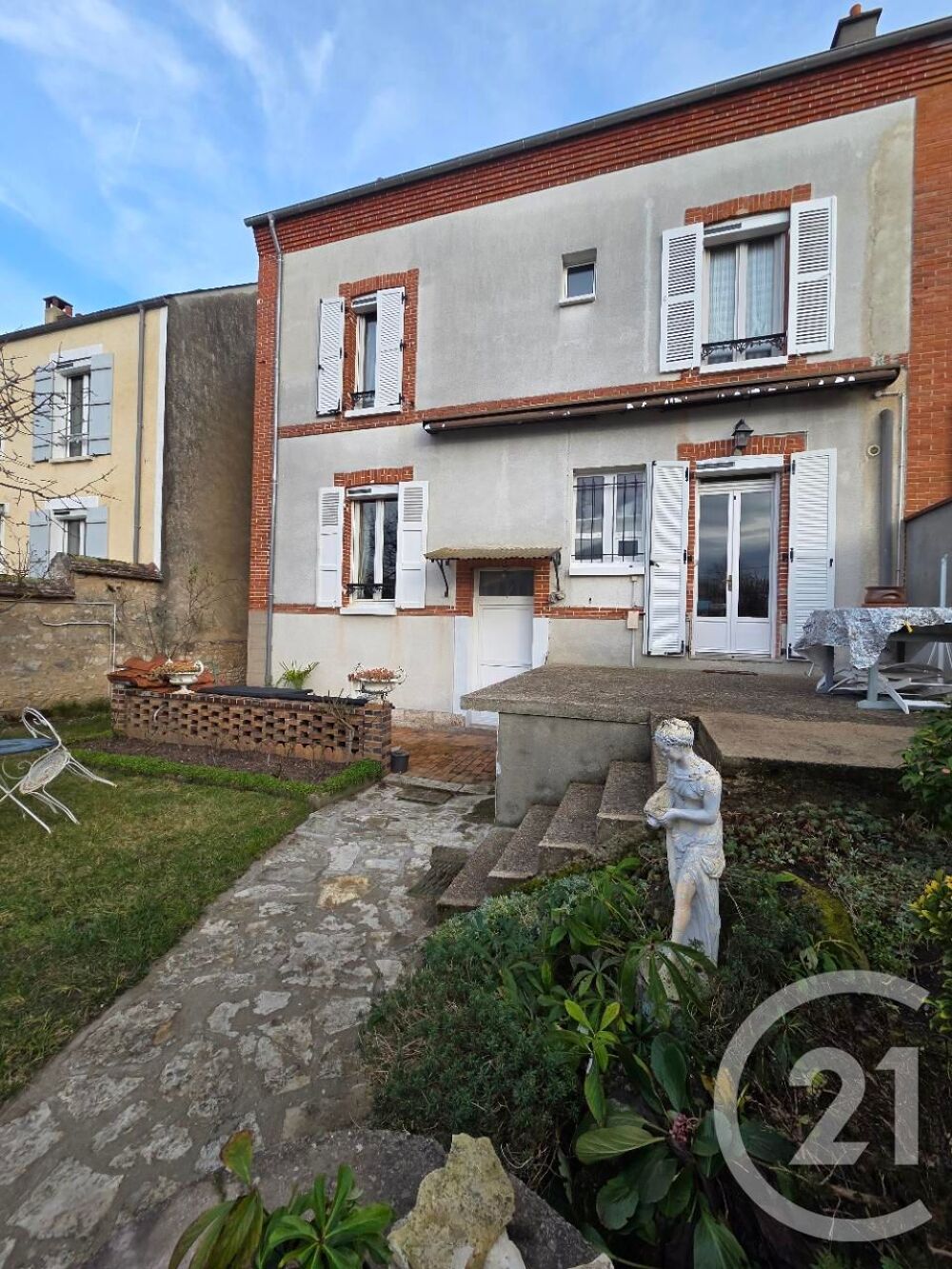 Nichée au c½ur de SaintPierrelesNemours, cette maison bo....
