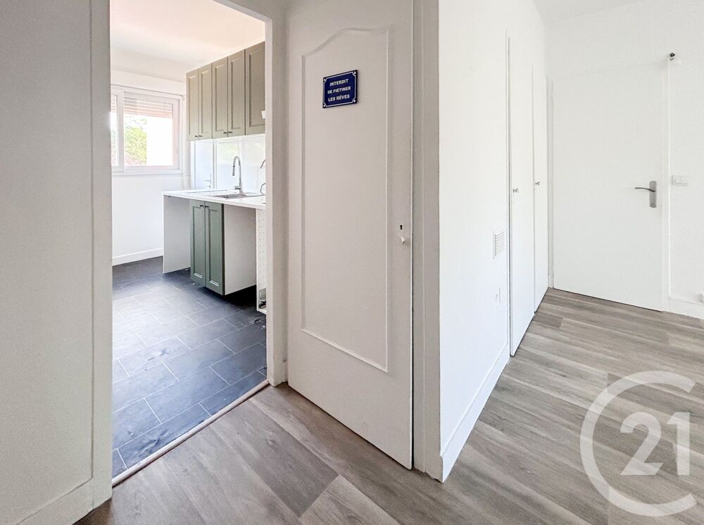 À VENDRE Appartement 3 pièces avec balcon et cave à Aub....