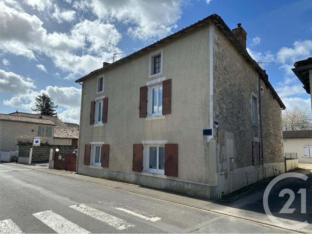 Située dans le centre bourg de Sauzé-Vaussais, cette pr....