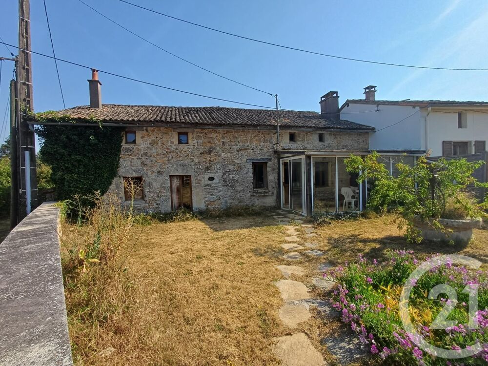 Située entre Sauzé-Vaussais et Lezay, cette maison de c....