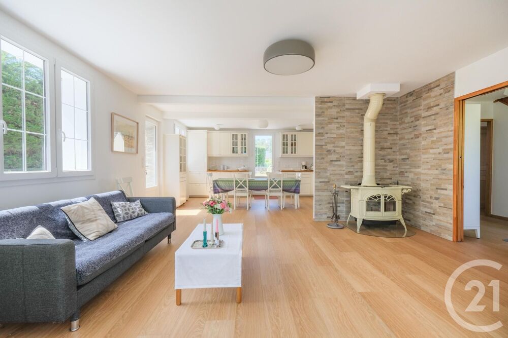 Nichée à Carteret, cette maison entièrement rénovée vous....