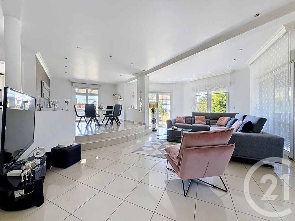 Nichée au c½ur de Trévenans, cette maison contemporaine ....