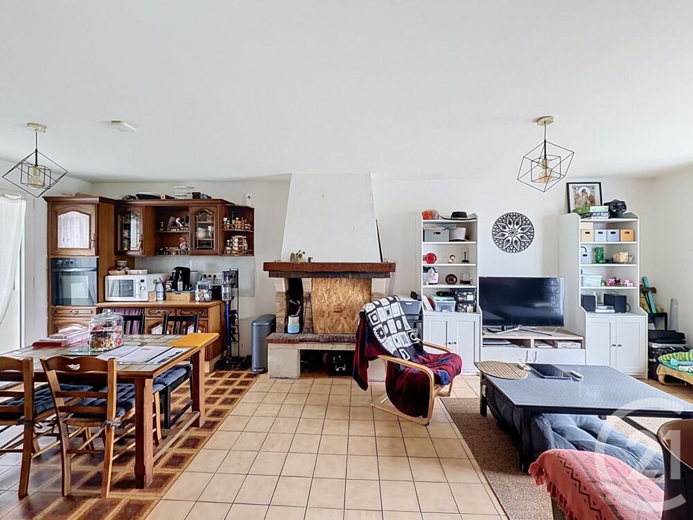 Nichée au c½ur de Courseulles-sur-Mer, cette maison de 1....